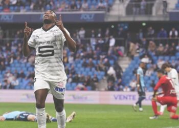 Vasco sinaliza proposta de empréstimo com opção de compra e espera retorno do Rennes sobre Andrés Gómez.