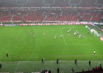 Registro em vídeo revela árbitro assistente bloqueando o atendimento a Léo Jardim; confira