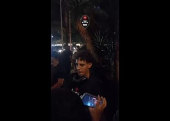 Nuno Moreira e Vegetti receberam torcedores na chegada ao hotel em Maceió; assista ao vídeo.
