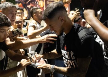 Vasco desembarca em Maceió com celebração da torcida