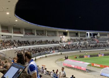 Área reservada aos torcedores do Vasco no Rei Pelé está lotada; confira a imagem.