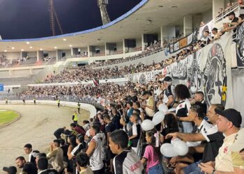 Confira a imagem da torcida vascaína preenchendo seu espaço no estádio Rei Pelé.