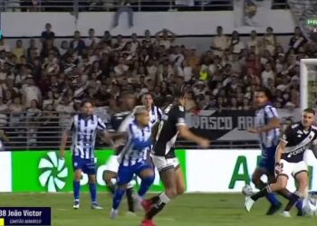 João Victor recebeu o 2º cartão amarelo e foi expulso aos 40 minutos do 2º tempo; confira o momento.
