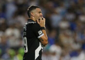 Vegetti mantém sua confiança no Vasco apesar das oportunidades desperdiçadas em partidas recentes; assista aos momentos.