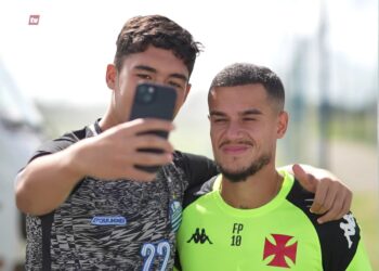 Philippe Coutinho e Fernando Diniz receberam atenção especial durante a atividade no CT do CSA com o Vasco.