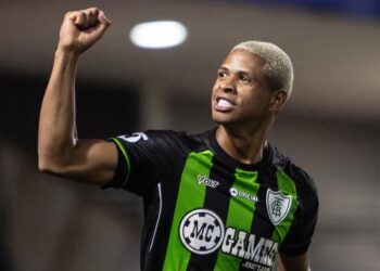 Cauan Barros realiza avaliação médica para validar seu retorno ao Vasco