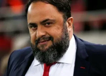 Após especulações sobre o Vasco, Evangelos Marinakis se junta a John Textor como parceiro no Botafogo.