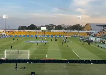 Atletas do Vasco realizam aquecimento no campo; confira o vídeo.