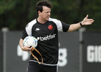 Fernando Diniz contabiliza apenas 26% de aproveitamento no Campeonato Brasileiro de 2024 a 2025.