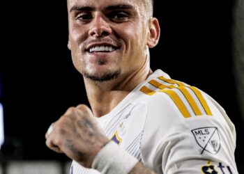 Gabriel Pec alcança a marca de 29 gols wearing the LA Galaxy jersey.