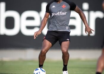 Vasco compartilha imagens do treinamento desta segunda-feira no CT Moacyr Barbosa; atletas utilizaram novos uniformes.