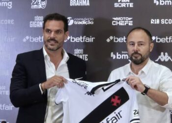 Vasco está identificando jogadores da Série B que atuam fora do Brasil.