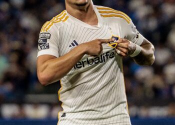 Cruzeiro e Palmeiras fazem investigações sobre Gabriel Pec, mas jogador vascaíno prefere continuar nos EUA.