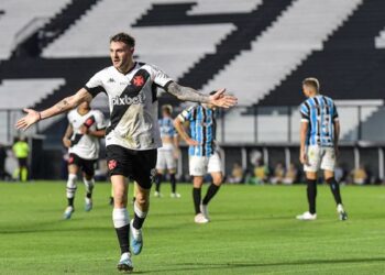 Há 2 anos, Vegetti fazia seu primeiro gol com a camisa do Vasco.