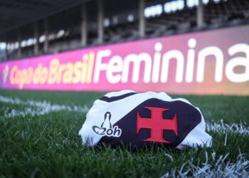 Vasco compartilha imagem da camiseta branca em São Januário com enfoque no feminino.