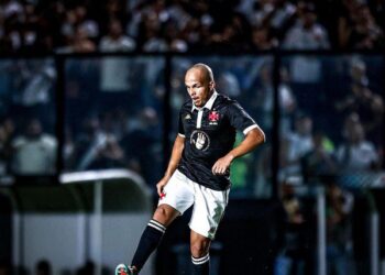 Rodrigo, ex-volante do Vasco, se torna agente livre após sua saída de clube na Turquia.