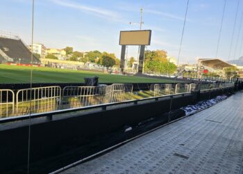 Fãs do Vasco organizam mosaico tridimensional em São Januário