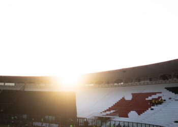 Vasco compartilha imagem do crepúsculo em São Januário