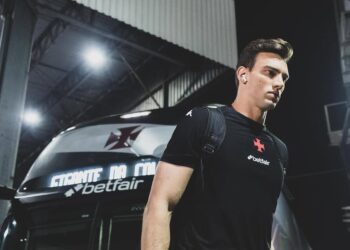 Vasco compartilha imagens da chegada do time a São Januário com os novos uniformes de concentração.