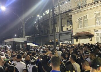 Confira mais imagens da torcida nas proximidades de São Januário.