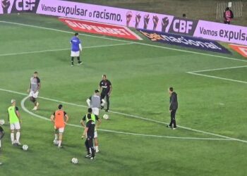 Atletas do Vasco realizam aquecimento em São Januário e praticam finalizações; assista ao vídeo.