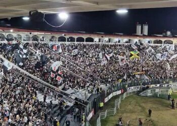Confira a celebração dos torcedores do Vasco após o gol do Rayan.