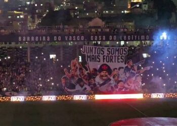 Confira outro vídeo da celebração da torcida do Vasco antes do confronto com o CSA.