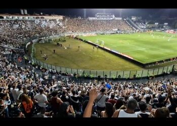 Confira a celebração da torcida após a conquista do Vasco em São Januário.
