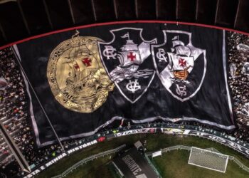 Confira a imagem de um grande bandeirão com emblemas do Vasco em São Januário.