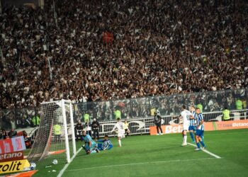 Confira a imagem da comemoração da torcida após o gol de Philippe Coutinho diante do CSA.