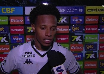 Confira a entrevista de Tchê Tchê após a vitória do Vasco sobre o CSA por 3 a 1.
