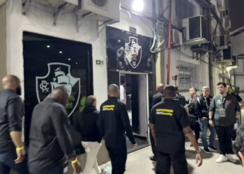 Pedrinho conta com o apoio de 5 seguranças em São Januário