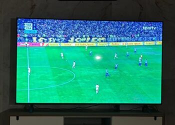 Adson, em processo de recuperação de uma lesão, assistiu ao jogo do Vasco pela TV; confira a imagem