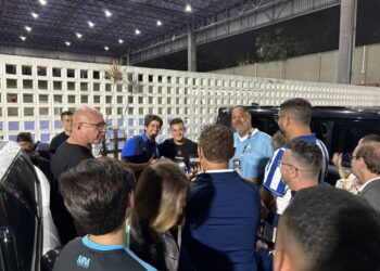 Colaboradores do CSA formam fila em São Januário para registrar momento ao lado de Philippe Coutinho.