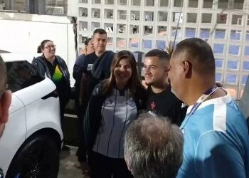 Torcedores do CSA assediam Philippe Coutinho em São Januário; assista ao vídeo