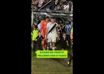 Filho de Vegetti se animou com a torcida do Vasco ao entrar em campo antes da partida contra o CSA; assista ao vídeo