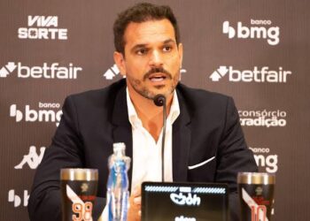 Vasco em busca de fechar acordo para trazer zagueiro que joga na Europa