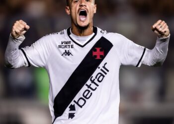 Philippe Coutinho sela sua estreia com o gol número 1 usando a camisa 10 do Vasco.