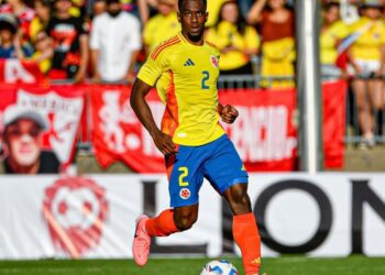 Vasco em diálogo com o defensor colombiano Carlos Cuesta, do Galatasaray