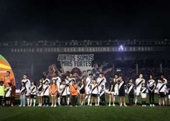 Vasco suaviza tensões com os torcedores em uma noite de avanço na Copa do Brasil.