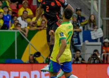 Vasco está em conversações com 5 defensores além de Carlos Cuesta, revela repórter.