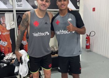 Jovem atacante Pedro Augusto, de 17 anos, se juntou ao time profissional nos treinos desta sexta-feira.