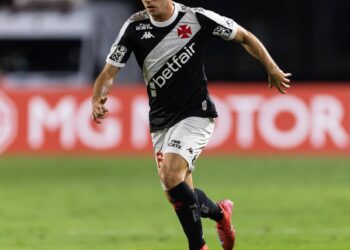 Em 2025, Lucas Piton se destaca como o lateral-esquerdo com mais assistências entre as 20 ligas mais populares do Sofascore.