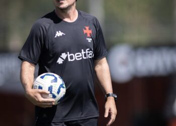 Vasco pode contar com a reprise de João Victor no confronto contra o Atlético-MG; Lucas Piton ficará de fora.