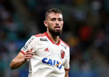 Vasco estaria em conversas com o defensor Léo Duarte, antigo jogador do Flamengo e atualmente na Turquia.