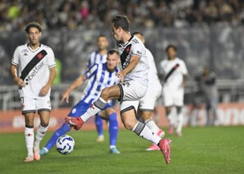 Lucas Piton supera Alex Teixeira e torna-se o jogador com mais assistências da equipe atual do Vasco.