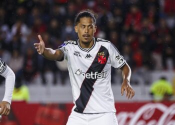 Mauricio Lemos e Lucas Oliveira ficam em segundo plano na defesa do Vasco e caem na hierarquia.