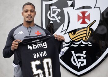 David e Paulinho são homenageados com camisas comemorativas do Vasco após completarem 50 jogos pelo time.