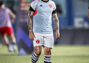 Victor Luís se encontra pronto para Diniz e não possui lesão ou questão física.