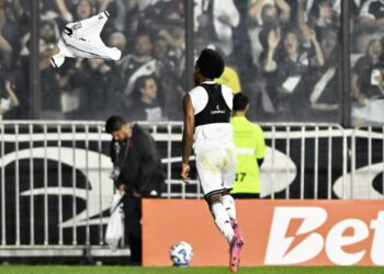 Tchê Tchê marca seu primeiro gol e desfruta de sua fase mais jubilante no Vasco
